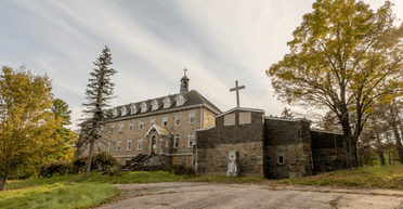 "Були не одні всередині": блогер жахнувся, гуляючи покинутим монастирем (фото)