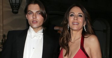 Елізабет Герлі прилетіла на вечірку на Майорці з 21-річним сином (фото)