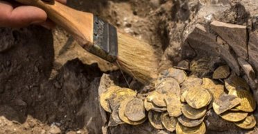 Золотые украшения и множество артефактов: в одном из старейших городов Европы нашли клад (фото)