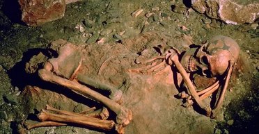 Жили і вмирали в печерах: коли люди вперше почали ховати своїх мерців