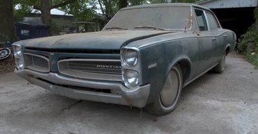 Простоял 30 лет: в сарае нашли заброшенным культовый американский седан 60-х (видео)