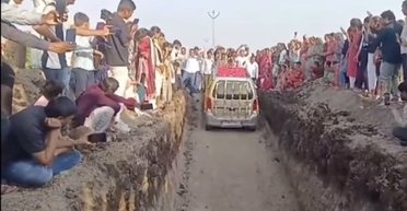 "Приносив родині удачу": в Індії фермер влаштував "похорон" свого автомобіля (відео)