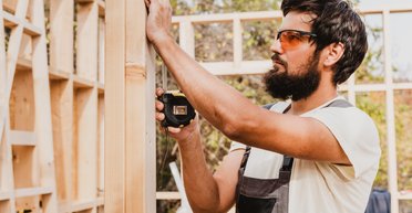 Пожар уничтожил дом мужчины дотла: за сколько он полностью восстановил дом (фото)