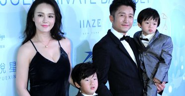 Звездная пара делает своему сыну уколы гормонов, чтобы он скорее вырос (фото)