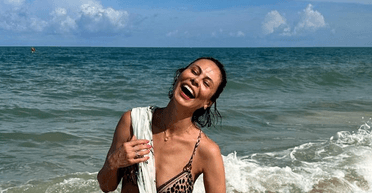 Ексдружина Кличка в купальнику блиснула стрункою фігурою на пляжі в Таїланді (фото, відео)