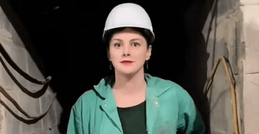 Готова до всього: зірці TikTok заборонили рити тунель під власним будинком (відео)