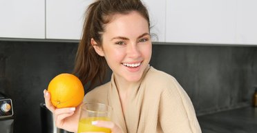 Обязательно пить летом: 4 напитка для здоровья волос, кожи и ногтей