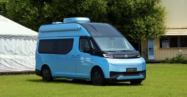 Готель на колесах: Geely представили сімейний електромобіль зі змінною батареєю (відео)