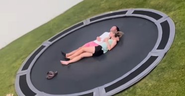 Мама перевірила телефон доньки і завмерла, побачивши несподіване відео: що вона знайшла