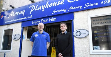 Ходят сквозь стены и шепчут на ухо: кинотеатр в Шотландии преследуют призраки (фото)