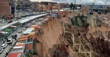 Вірять у силу божества: люди живуть на краю крутого урвища і не хочуть переїжджати (фото)