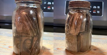 Справжній скарб: чоловік викопав банку з раритетними грошима (фото)