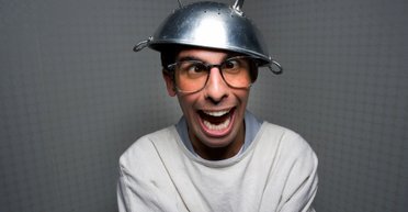 Що по той бік чорної діри, і чому Всесвіт — це великий друшляк