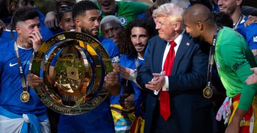 "Челси" получит копию: Трамп решил оставить себе оригинальный трофей КЧМ (видео)