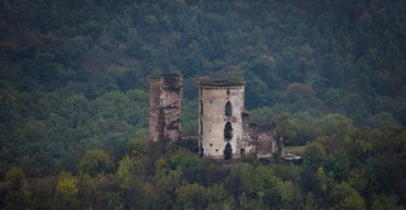 Уникальное место в Украине с крепостью и водопадом: локация, которую стоит увидеть