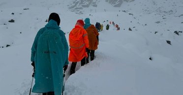 Сотни туристов могут погибнуть на Эвересте из-за внезапного снегопада (фото)