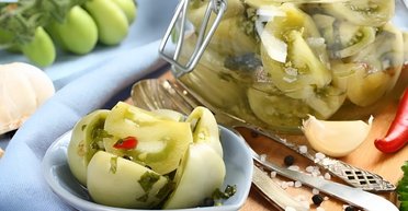 Пикантные и хрустящие: как приготовить зеленые помидоры на зиму