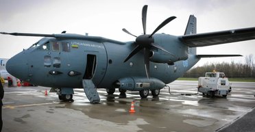 Кружил в воздухе: самолет президента Литвы не мог приземлиться из-за неизвестного дрона (фото)