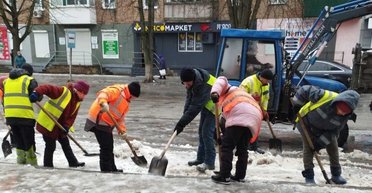 Считали сувенирными: коммунальщики выбросили на свалку 6000 евро, которые подобрали на улице