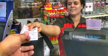 Сработало "сарафанное радио": женщина перед Рождеством случайно узнала о выигрыше в лотерею