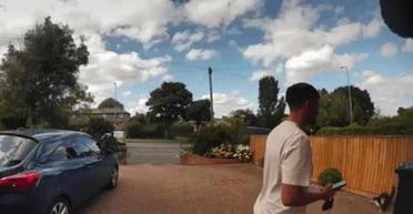 Попався на камеру: водій служби доставки кинув посилку в перелякану тварину (фото)