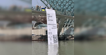 Убрать Россию из ООН: в Тбилиси на мосту Мира напомнили о преступлениях России и провели необычную акцию