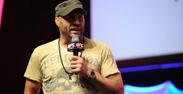 Опіки і травми: легенду UFC доправили в лікарню на вертольоті після ДТП