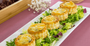 Воловани з листкового тіста з куркою, грибами та сиром: рецепт оригінальної закуски