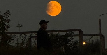 Первое за 7 лет лунное затмение началось: в Украине можно увидеть "Кровавую Луну" (фото)