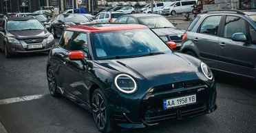 В Киеве заметили новейший британский электромобиль в ретростиле (фото)