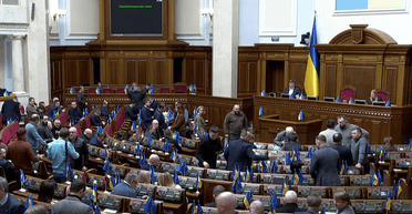 "Светит на полную": Безуглая показала люстру в Раде на фоне отключений электроэнергии (фото)