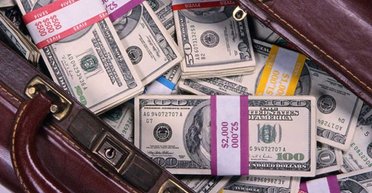 На чемодане с деньгами. Во что Украине обходится благоденствие десятка олигархов