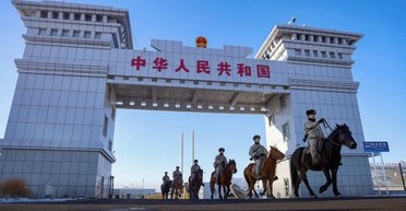 Кавалерія НВАК: китайські військові вирішили патрулювати кордон на конях (фото)