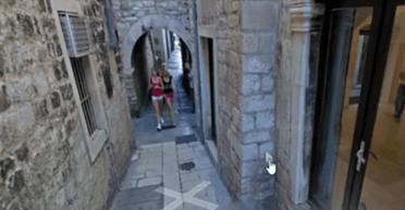 Зайва нога: на Google Maps помітили моторошну "дівчину-мутанта" (фото)