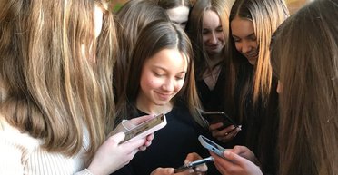 У Раді хочуть заборонити смартфони на уроках у школах