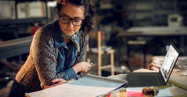 На работе и дома. Нужно ли покупать сотрудникам телефоны и ноутбуки