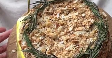 Лінивий "Наполеон" із шоколадним кремом і вишнею: рецепт смачного десерту без клопоту