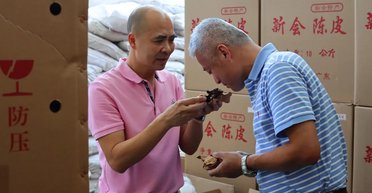 Мандариновые корки по цене золота: в Китае платят тысячи долларов за странный деликатес