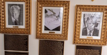 Сонный Джо и противоречивый Обама: в Белом доме Трампа появились новые таблички (видео)