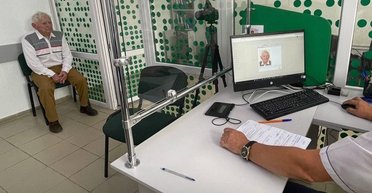 Самый старый байкер: 91-летний украинец пришел обменять водительские права (фото)