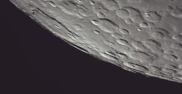 Приватний космічний корабель зробив знімок південного полюса Місяця перед історичною посадкою (фото)