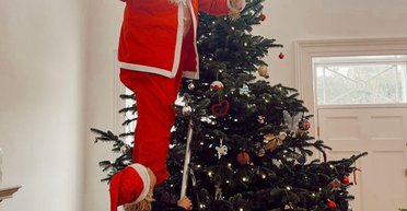 Борис Джонсон у костюмі Санта-Клауса прикрасив різдвяну ялинку (фото)