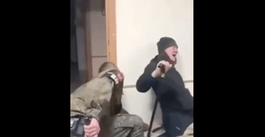 Раненых российских солдат дубинками и электрошокерами заставляют возвращаться на войну в Украину (видео)