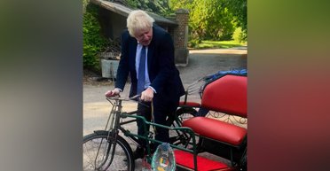 Дружина Бориса Джонсона розповіла, навіщо чоловік подарував їй велосипед із коляскою (фото)