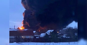 В Брянской области после атаки БПЛА продолжают тушить пожар, людей эвакуировали (видео)