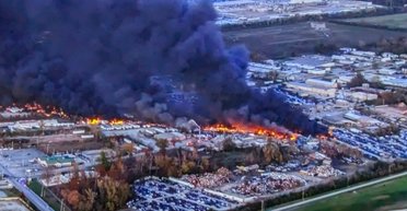 В США недалеко от аэропорта разбился транспортный самолет: есть погибшие (видео)