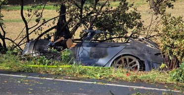 Дизайн ручек Tesla не позволил спасти людей после ДТП (фото)