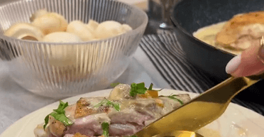 Вишукана вечеря: рецепт курки по-французьки у винно-вершковому соусі