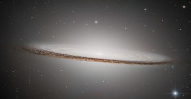 Сомбреро в космосі: NASA показало нову фотографію наймасивнішої спіральної галактики (фото)