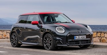Яркий дизайн и запас хода 400 км: представлен спортивный электромобиль Mini (фото)